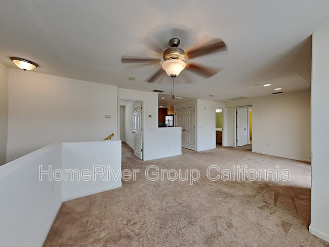 Foto del edificio - 611 Blossom Rock Ln