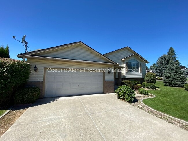 Building Photo - 4 bedroom home in Woodland Meadows!