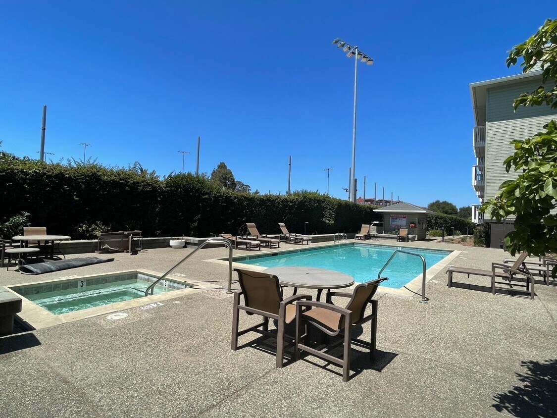 Primary Photo - 300 Murchison Dr