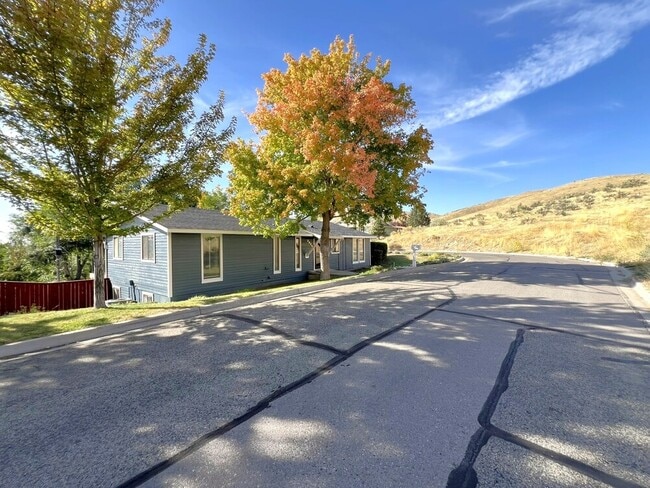 Building Photo - 2909 N Hillway Dr