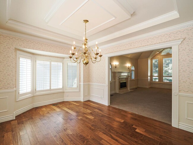 Building Photo - Luxury 6-Bed Home with Detached Heated Sho...