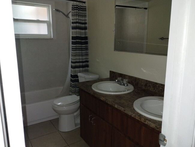 Building Photo - 3-bedroom, 2-bath home offering 1,554 squa...