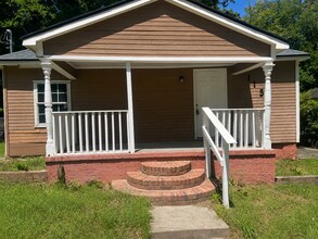 Building Photo - 1145 Davis Cir
