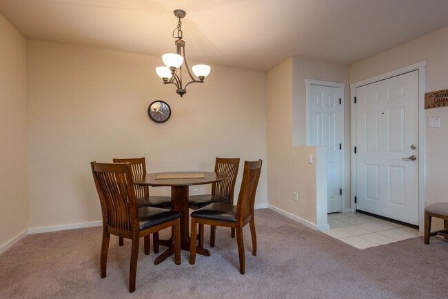 Foto del edificio - Fully Furnished Ground Level Available Now!