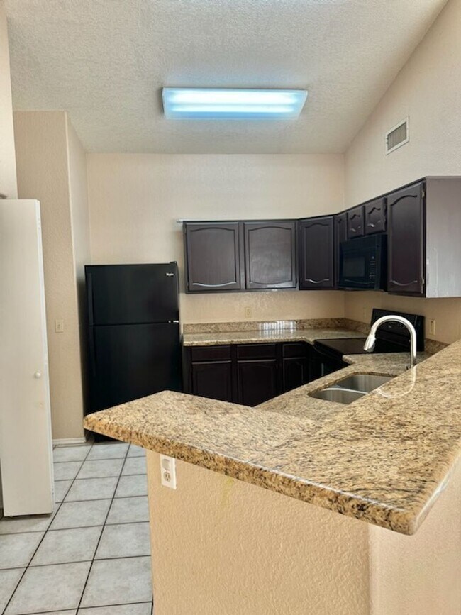 Building Photo - BEAUTIFUL 3BR/2BTH HOME
