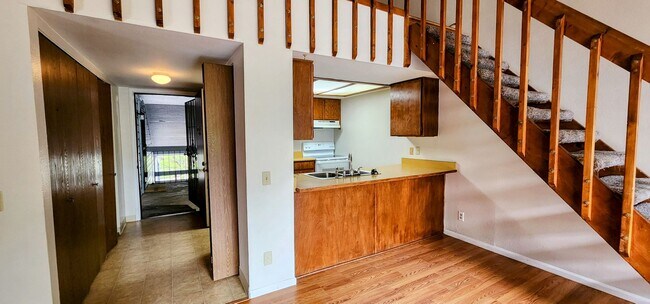 Building Photo - Spacious 2Bd 1.5 Ba Townhome with Loft