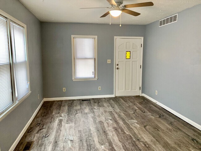 Foto del edificio - 2 Bed / 2 Bath house with HUGE garage