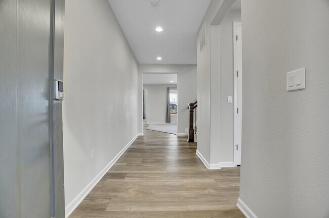 Foto del edificio - $3,700 - Stunning 4 bed/3.5bath Home in Er...