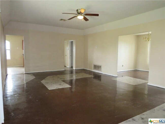 Building Photo - 3500 Viewcrest Dr