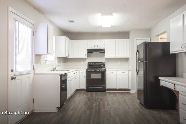 Building Photo - 3 Bedroom 2.5 Bath Crestview Townhome!