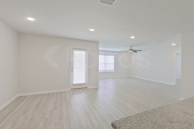 Building Photo - 127 Swallowtail Ln