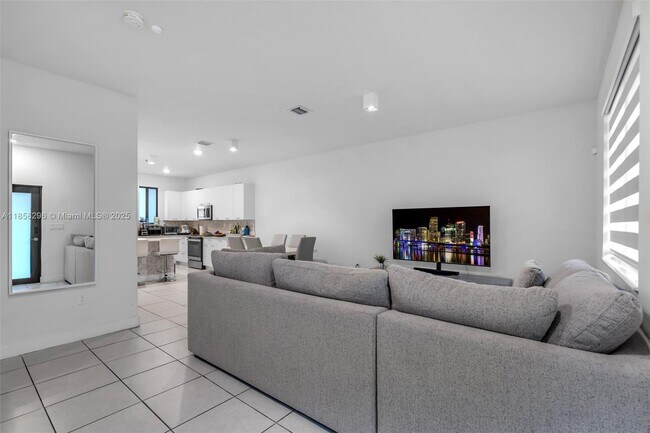 Foto del edificio - 4450 NW 83rd Pkwy