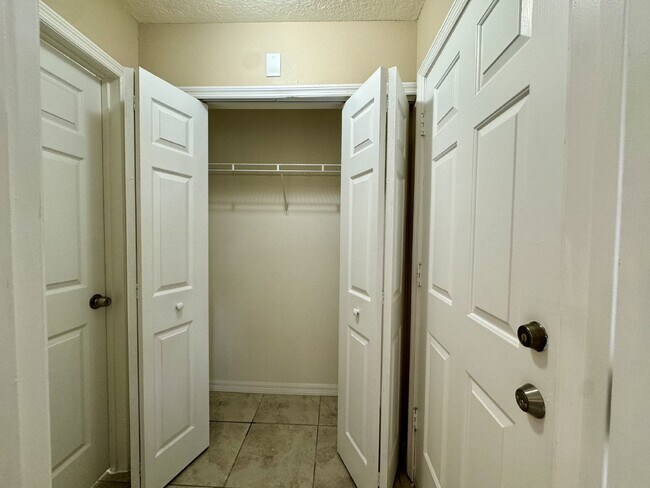 Foto del edificio - 1-Bedroom Apartment in Davenport