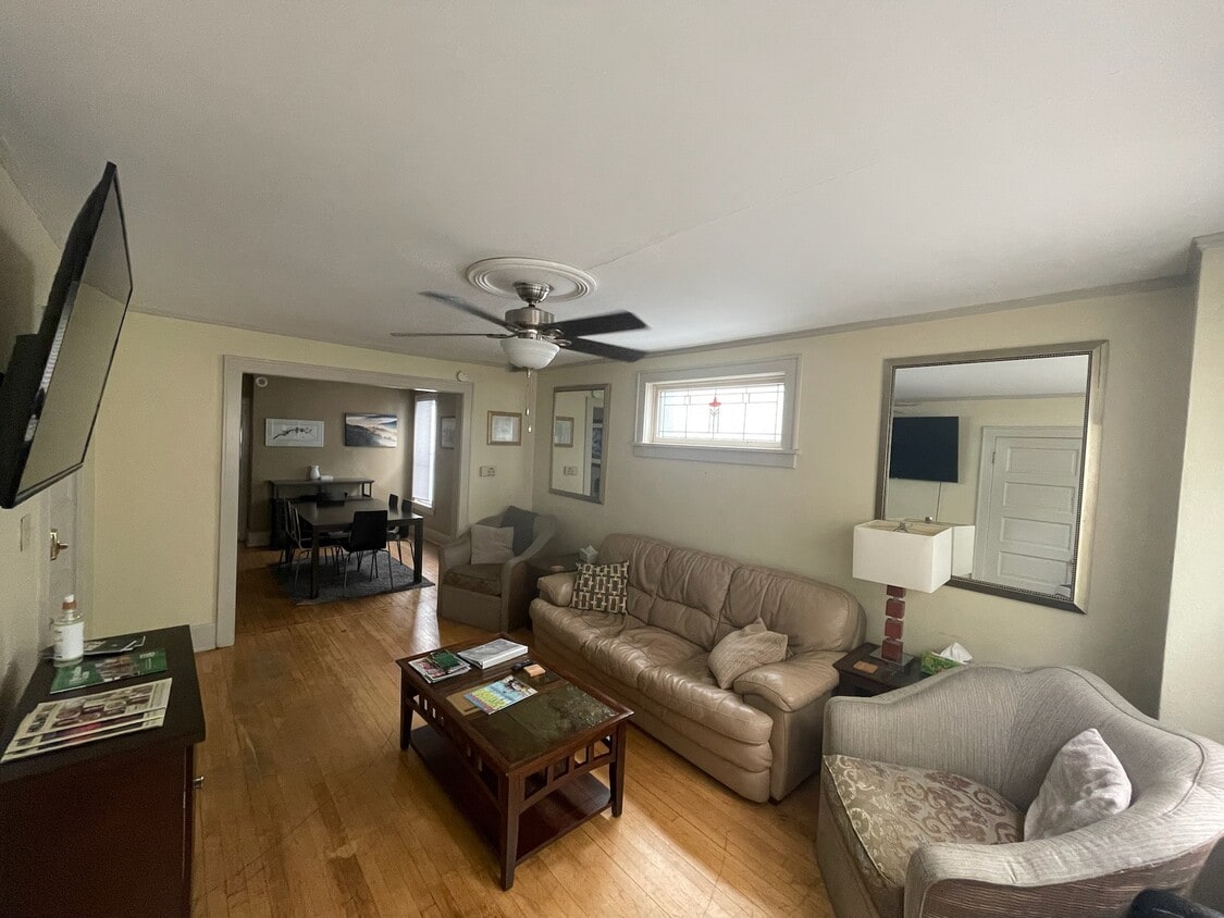 Primary Photo - 1019 E Land Pl