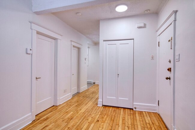 Building Photo - 6885-6891 Sherbrooke west