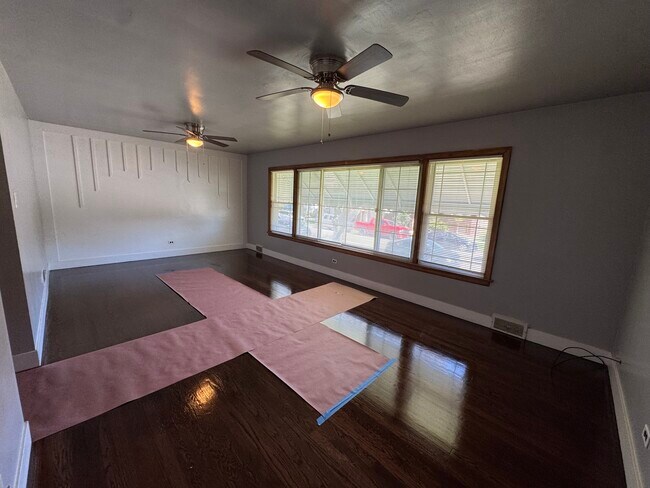 sala de estar/espacio - 1344 Maple Ave