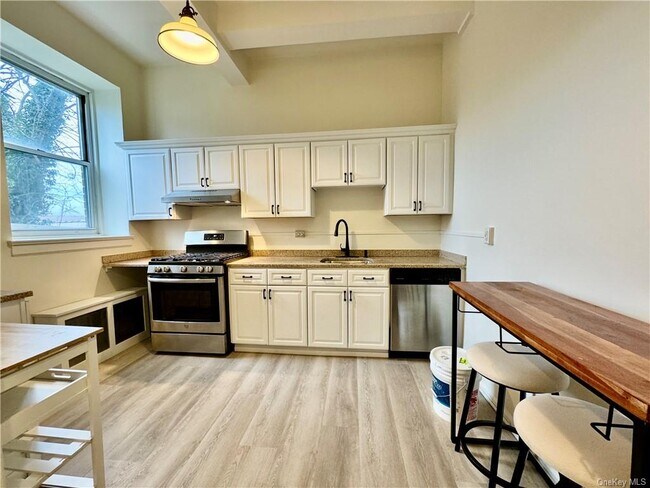 Building Photo - 1 Oakridge Pl