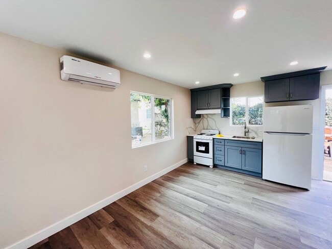 Foto del edificio - Brand New construction! 2 bed 1 bath,  Enj...
