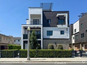 Building Photo - 519 W Newby Ave