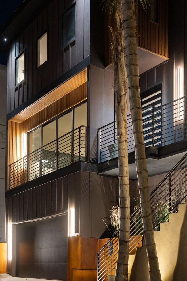 Building Photo - 3601 Dixie Canyon Pl