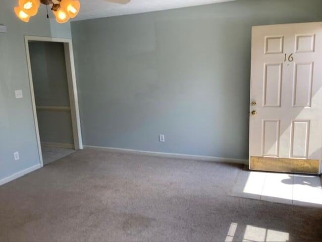 Building Photo - 2 BR 2.5 BTH Townhouse off Wards Ferry Rd