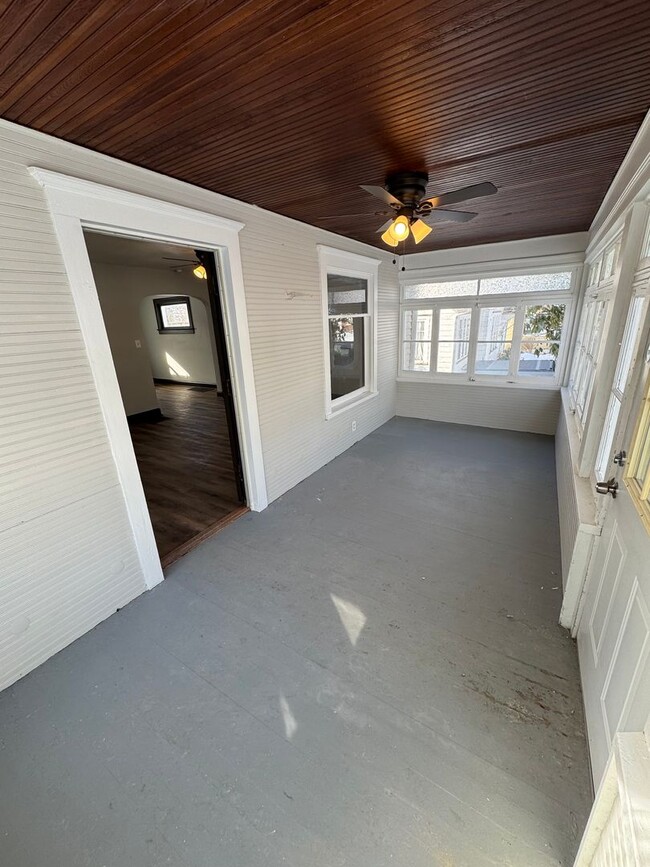 Building Photo - Beautifully Remodeled 3 Bedroom, 1 Bathroo...