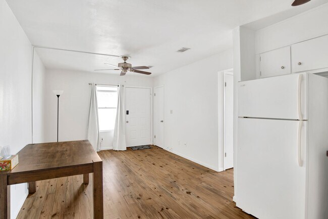 Foto del edificio - Modern Coastal Condo! View it today!
