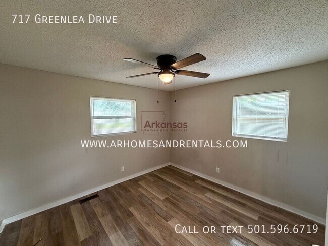 Foto del edificio - 717 Greenlea Dr