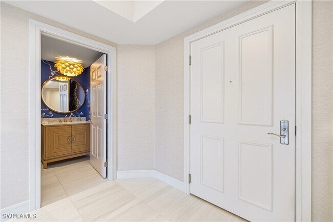 Foto del edificio - 7575 Pelican Bay Blvd