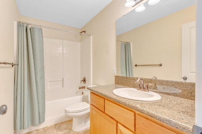 Building Photo - Gorgeous 3 Bedroom Townhome in Gated Commu...