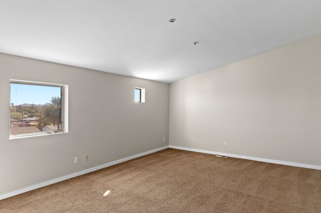 Building Photo - LOFT STYLE-4BED/2.5BATH TEMPE PENTHOUSE CONDO
