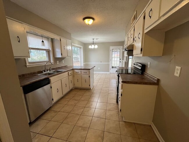 Building Photo - Renovated 3 Bedroom 2 Bath Home with 2 Car Garage for Rent!!