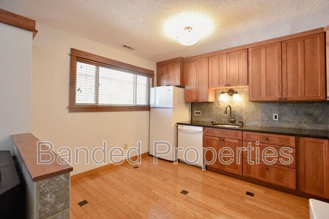 Foto del edificio - 5800 Main Point Blvd