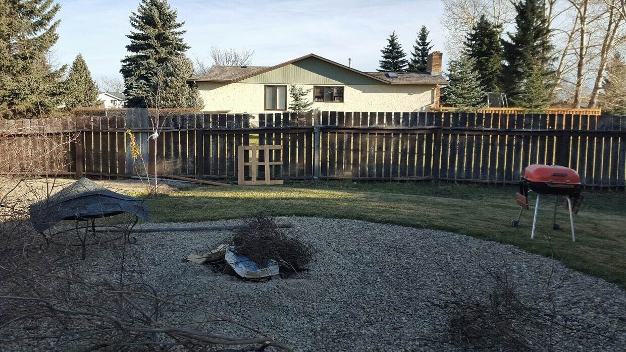 Photo du bâtiment - 4 Bed 1.5 Bath Unit in Didsbury, AB
