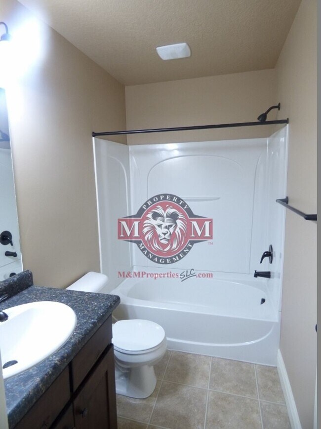 Foto del edificio - 3 Bd 3.5 Bath 2 Car Garage Townhome in Sandy