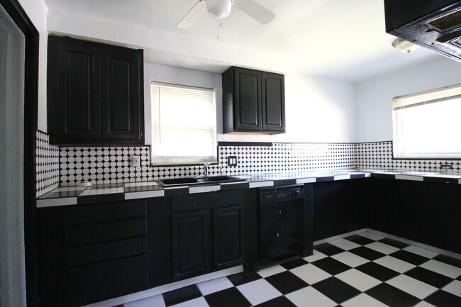 Building Photo - 3 Bedroom 1 Bath Home In Detroit