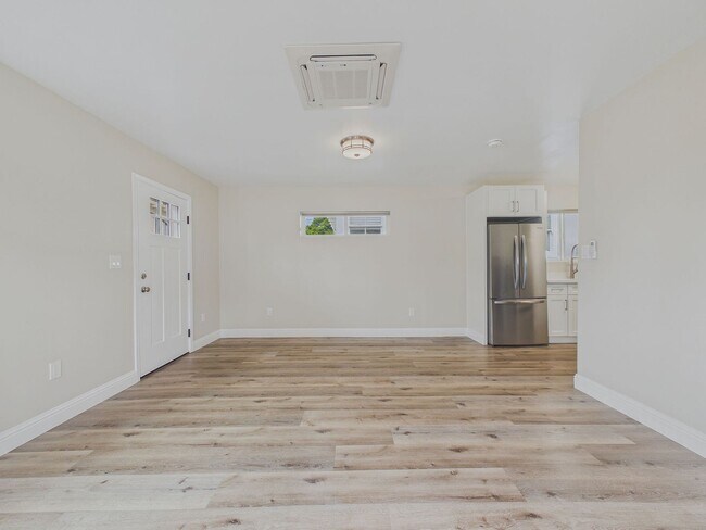Building Photo - Brand New 1BD/1BA ADU with Private Deck, In-Unit Laundry & Parking – Prime Oakland Location