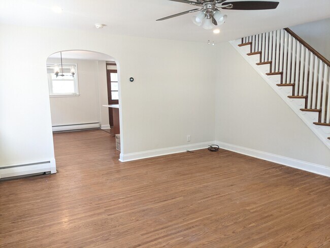 Foto del edificio - 736 E Railroad Ave