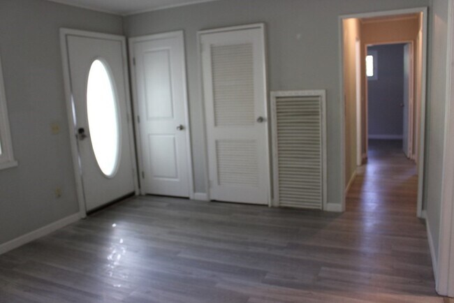 Foto del edificio - 56 Crestwood Dr