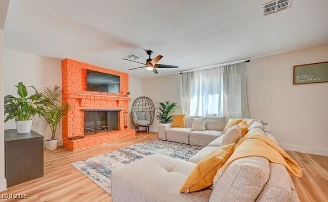 Foto del edificio - 1821 E Oakey Blvd