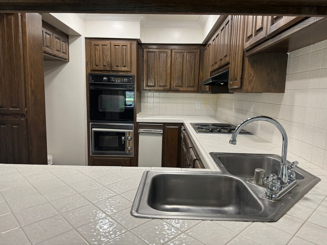 5555 Canyon Crest Dr, Unit 2A Condos in Riverside, CA Westside Rentals