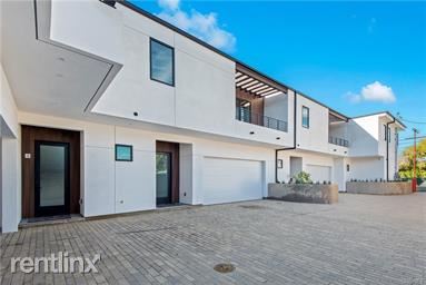 Primary Photo - 3 br, 2.5 bath Townhome - 12300 Oxnard St # 4
