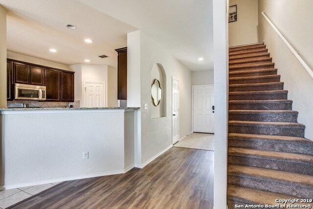 Building Photo - Stone Oak Town Home