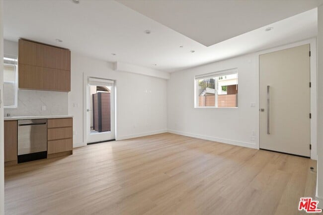 Foto del edificio - 15211 1/2 Morrison St