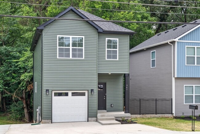 Building Photo - 4 Bedroom Home For Rent Near Downtown Clarksville!