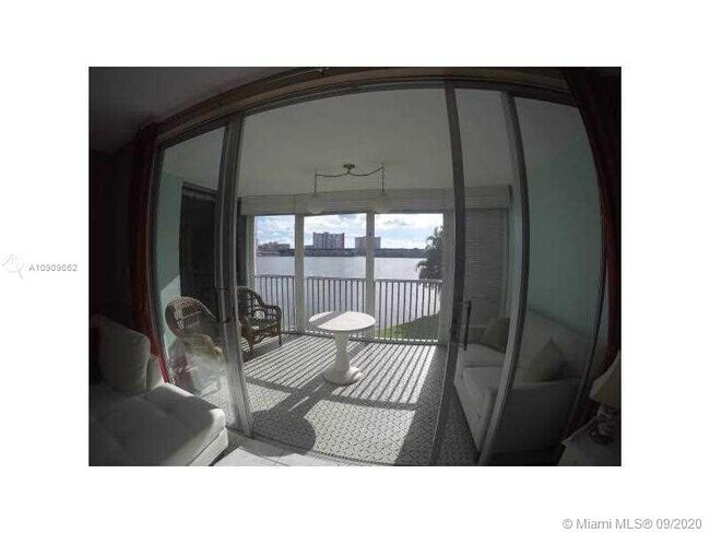 Foto del edificio - 1660 NE 191st St