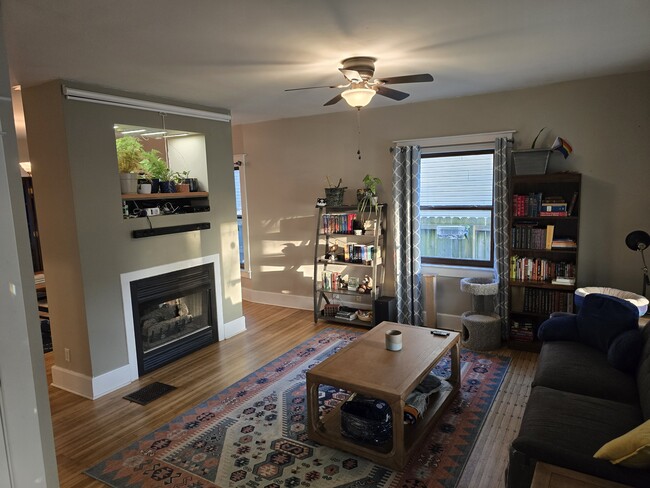 living room - 407 N Arsenal Ave