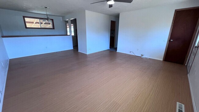 Foto del edificio - 4 bedroom 2 bath home Available Now!!!