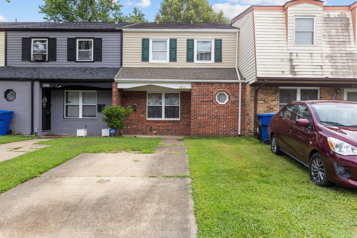 Primary Photo - Townhouse for Rent in Virginia Beach!