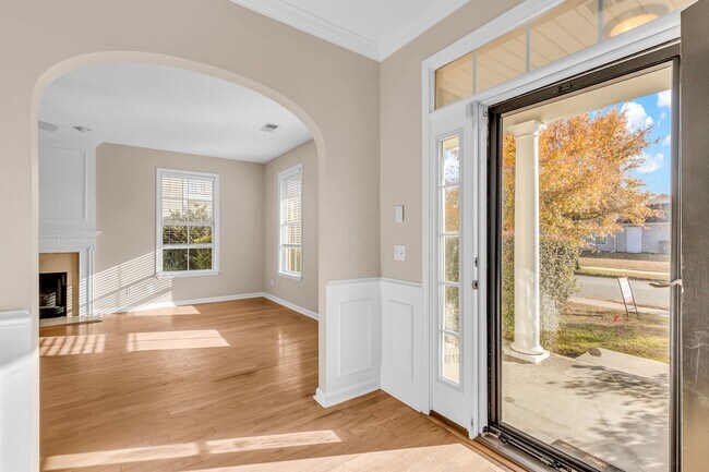 Building Photo - 16 Bushwood Dr